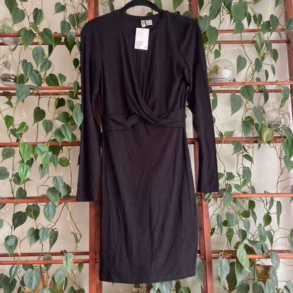 NWT H&M Twist Front Long Sleeve Dress in Black Size 6 - Picture 1 of 4